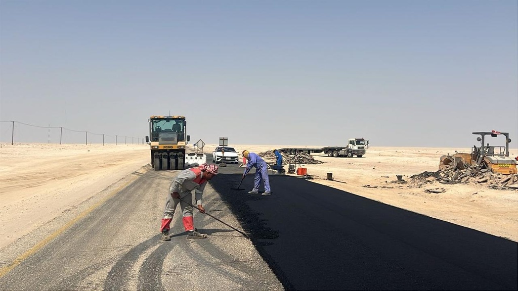 Image of بقيمة 152 ألف ريال عماني.. دائرة الطرق بمحافظة الوسطى تعزز شبكة النقل بأعمال صيانة دورية 